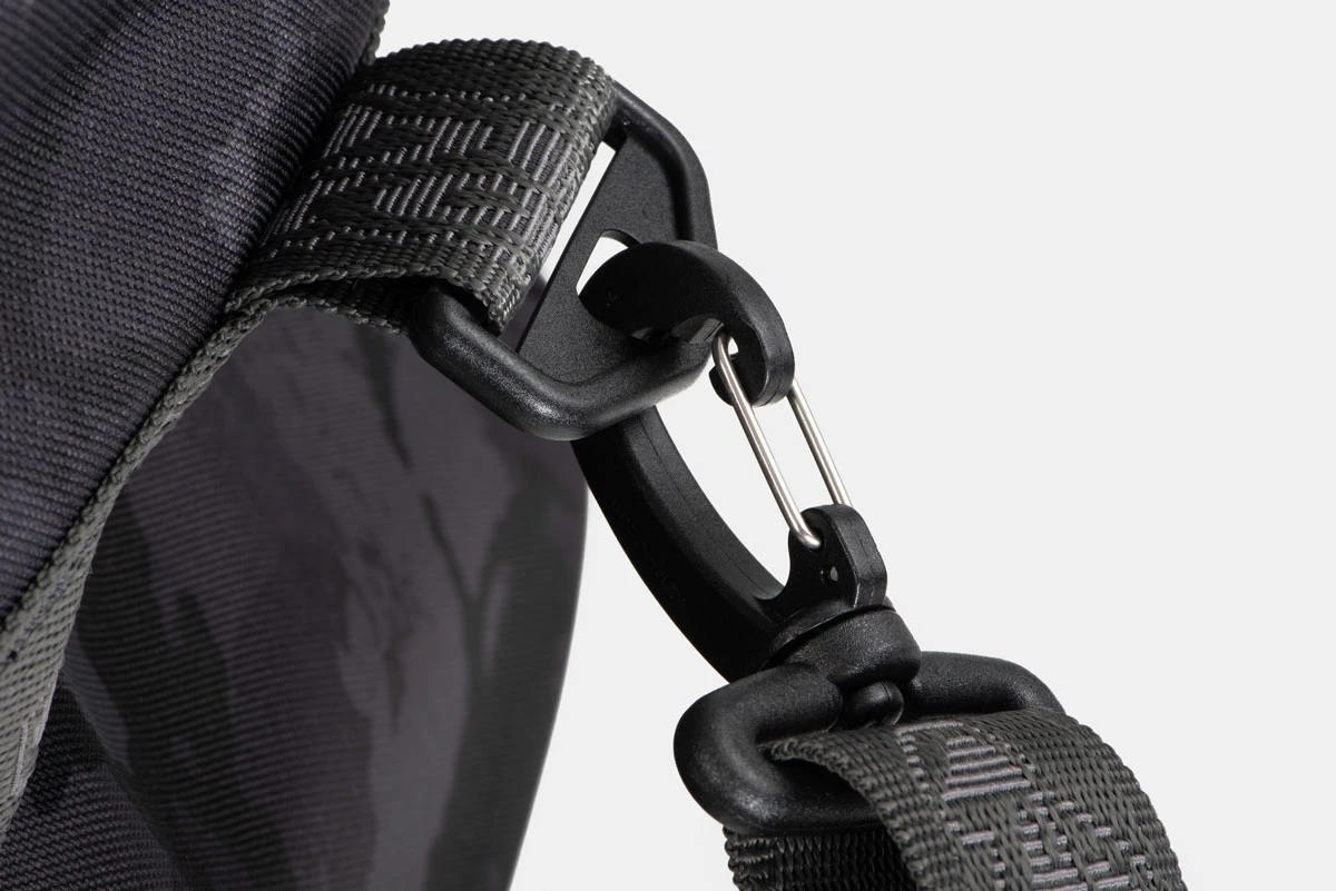 Fox Rage Voyager Camo Holdall M 5 Fox Rage Voyager Camo Holdall M – Image 3